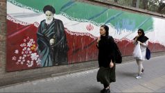Íránky kráčejí podél velké nástěnné malby na zdi, která obklopuje areál bývalé americké ambasády v Teheránu, 8. května 2018.