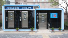 Jeden z výsledků &quot;záchodové revoluce&quot; v Číně: automatizovaná veřejná toaleta ve městě Čeng-čou v provincii Che-nan.