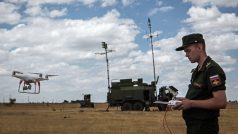 Ruský voják kontroluje během cvičení elektronického boje kontroluje dron. Snímek z léta 2018