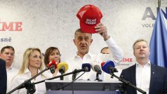 Premiér Andrej Babiš (ANO) zahájil předvolební kampaň k Evropským volbám s červenou kšiltovkou a heslem „Česko ochráníme. Tvrdě a nekompromisně.“