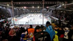 Fanoušci na stadionu v Brně, kde se v minulosti uskutečnil zápas pod širým nebem