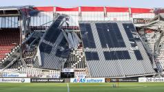 Střecha nad jednou z tribun alkmaarského stadionu spadla v sobotu, v tu dobu byl prázdný, takže nikdo nebyl zraněn
