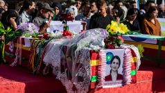 Pohřeb kurdské političky Hevrin Chalafové v syrském Deriku (foto z 13. října 2019)