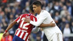 Renan Lodi z Atlética Madrid a Rapahel Varane v dresu Realu