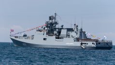 Ruská fregata Admiral Makarov při cvičení u Sevastopolu v roce 2020