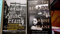 Kniha Betrayal of Anne Frank (Zrada Anny Frankové)