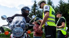 Policista kontroluje 5. srpna 2020 motorkáře v Adolfově na Ústecku, který leží na oblíbené vyhlídkové trase na vrcholcích Krušných hor (ilustrační foto)