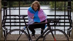 Transgender cyklistka Emily Bridgesová