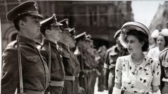 Budoucí britská královna Alžběta II. v Londýně na první samostatné přehlídce, 11. červen 1947
