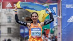 Sofiia Jaremčuková v cíli pražského půlmaratonu