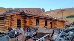 Škoda po březnovém požáru hospody Na Srubu v Osvětimanech na Uherskohradišťsku, kterou vlastní firma hradního kancléře Vratislava Mynáře, je po upřesnění zhruba 25 milionů korun