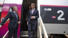 Ministr dopravy Martin Kupka (ODS) vystupuje z vysokorychlostního vlaku po jeho prohlídce
