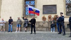 Naposledy demonstrovaly na podporu Ruska a proti vládě Petra Fialy na tři stovky lidí na Malostranském náměstí v Praze. Někteří si s sebou přinesli i ruské vlajky