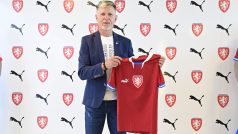 Trenér fotbalové reprezentace Jaroslav Šilhavý s novým dresem