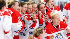 České hokejistky pózují s bronzovými medailemi z mistrovství světa
