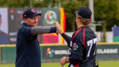 Trenér českých baseballistů Pavel Chadim se spojkou Vojtěchem Menšíkem