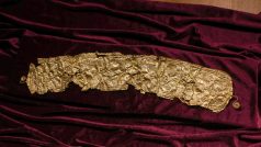 Muzeum v Bruntále představilo několik tisíc let starý šperk, který nalezl zemědělec na Opavsku. Diadém o váze 600 gramů pochází z doby bronzové