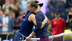 Objetí po dramatickém finále WTA turnaje v Ostravě. V hlavních rolích Barbora Krejčíková a poražená světová jednička Iga Świateková