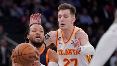 Vít Krejčí a Jalen Brunson z Knicks