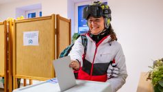 Žena v Peci pod Sněžkou hlasuje v prvním kole prezidentských voleb