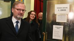 Premiér Petr Fiala v doprovodu manželky Jany odevzdal v Brně svůj hlas ve volbě prezidenta republiky