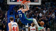 Luka Dončić zavěšuje v utkání proti Detroit Pistons