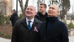 Ruský prezident Vladimir Putin na návštěvě anektovaného Krymu v doprovodu sevastopolského gubernátora Michaila Razvožajeva