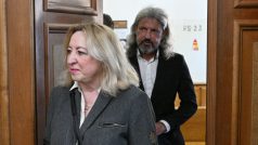 Obžalovaná pražská žalobkyně Dagmar Máchová a někdejší policista Igor Gáborík přicházejí do jednací síně u Okresního soudu Praha-východ