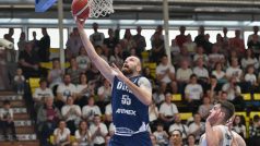 BK Děčín - Ostrava. 2. zápas čtvrtfinále play-off NBL.
vlevo Igor Josipovič, vpravo Štěpán Svoboda