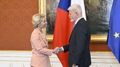 Předsedkyně Evropské komise Ursula von der Leyenová s prezidentem Petrem Pavlem v Praze jednali necelou půlhodinu