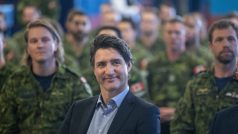 Kanadský premiér Justin Trudeau na aliančním summitu v Bruselu před dvěma lety oznámil návrh své země na založení Centra excelence NATO pro změnu klimatu a bezpečnost. Na fotografii je na návštěvě kanadských vojáků, kteří pomáhali s hašením požárů, březen 2023