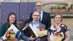 Vyhlášení vítězů soutěže Global Teacher Prize, zleva učitelé Tereza Vítková, Roman Göttlicher, ministr školství Mikuláš Bek (v pozadí) a Markéta Mylková