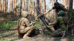 Ukrajinští vojáci pálí z granátometu na ruské pozice na frontové linii u Kreminny v Luhanské oblasti