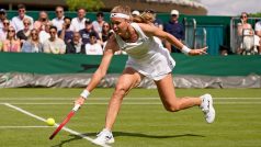 Tenistka Marie Bouzková během zápasu ve Wimbledonu proti Anett Kontaveitové