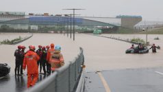 V Jižní Koreji vytrvale prší už třetí den. Déšť způsobil sesuvy půdy, poškodil elektrické vedení a další infrastrukturu po celé zemi