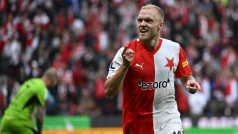 Fotbalista Slavie Mick van Buren slaví svůj gól do sítě Zlína