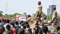 Lidé v hlavním městě Nigeru Niamey se registrují jako dobrovolníci pro případ mobilizace