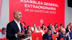 Předseda španělského fotbalového svazu Luis Rubiales byl dočasně suspendován