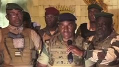 „Ukončili jsme dosavadní režim,“ ohlásili v televizi vojáci