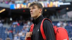 Jakub Menšík hrál v den svých 18. narozenin na druhém největším kurtu areálu US Open