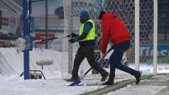 Odklízení sněhu před utkáním Olomouce se Slováckem