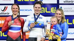 Jarmila Machačová (první zprava) získala na mistrovství Evropy v dráhové cyklistice bronzovou medaili v bodovacím závodě