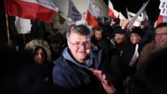 Jeden z omilostněných politiků Maciej Wasik opouští věznici