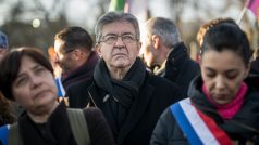 Zakladatel strany La France Insoumise Jean-Luc Mélenchon se dívá mezi poslankyněmi LFI Elisou Martin a Sophií Chikirou na demonstraci za příměří v Gaze a za solidaritu s palestinským lidem před sídlem OSN v Ženevě 3. února 2024