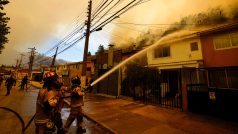 Chilští hasiči likvidují na začátku února 2024 požár ve městě Viña del Mar na západě země