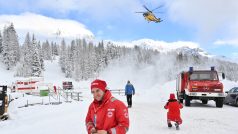 Přívaly sněhu nedovolily ani v neděli alpským lyžařkám odstartovat ve Val di Fassa superobří slalom