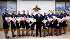 Ruský prezident Vladimir Putin (uprostřed) pózuje se studentkami Vyšší vojenské letecké školy Anatolije Serova v Krasnodaru poté, co jim předal květiny v předvečer Mezinárodního dne žen, 7. března 2024