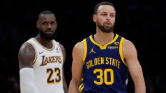 Basketbalisté LeBron James z Lakers a Stephen Curry z Warriors