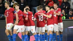 Čeští fotbalisté se radují ze vstřeleného gólu proti Arménii