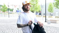 Český hokejový útočník David Pastrňák po příletu před hotelem, ve kterém bydlí národní tým
